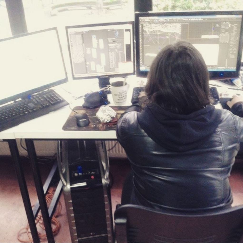 DaniBIM Agosto 2014, Talleres de la UBB haciendo mis magias en 3DsMax, Revit y más.
Cuando me iba a la U era con todo, mi tarrito que vivió desde el 2011 al 2021 y mis pantallas, las 3, SIEMPRE 3!!!!! una 4:3 que parecía monitor de supermercado, pero bueno. 2 teclados, 2 mouse porque seguramente tenía otro PC usándolo de granja de render jajajajaja. No si yo le hacía a todo, hasta armar la red. Si se fijan ya tenía mi teclado de mano izquierda con comandos para todos los softwares.